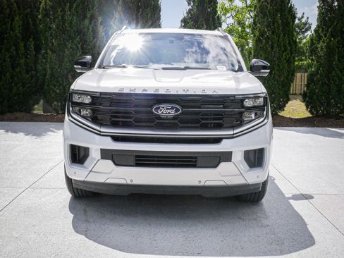 Used 2025 Ford Expedition Platinum AWD/4WD image 3