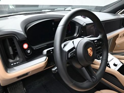Used 2025 Porsche Cayenne AWD/4WD image 17