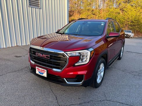 Used 2024 GMC Terrain SLE w/ Driver Convenience Package image 4