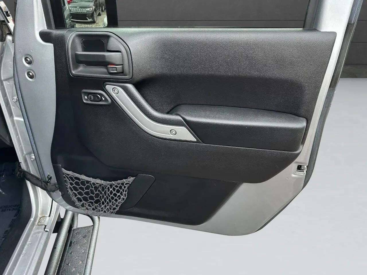 Used 2015 Jeep Wrangler Unlimited Rubicon w/ Dual Top Group AWD/4WD image 10