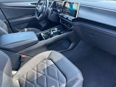 Used 2024 Volkswagen Atlas Cross Sport SE FWD image 15