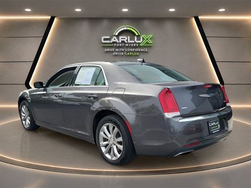 Used 2018 Chrysler 300 Touring L AWD/4WD image 4