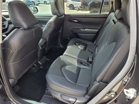 Used 2024 Toyota Highlander XLE FWD image 9