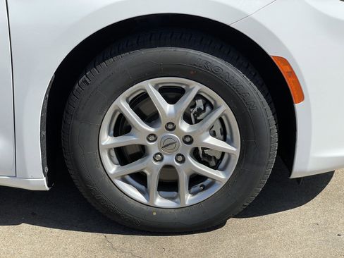 Used 2023 Chrysler Pacifica Touring-L image 57