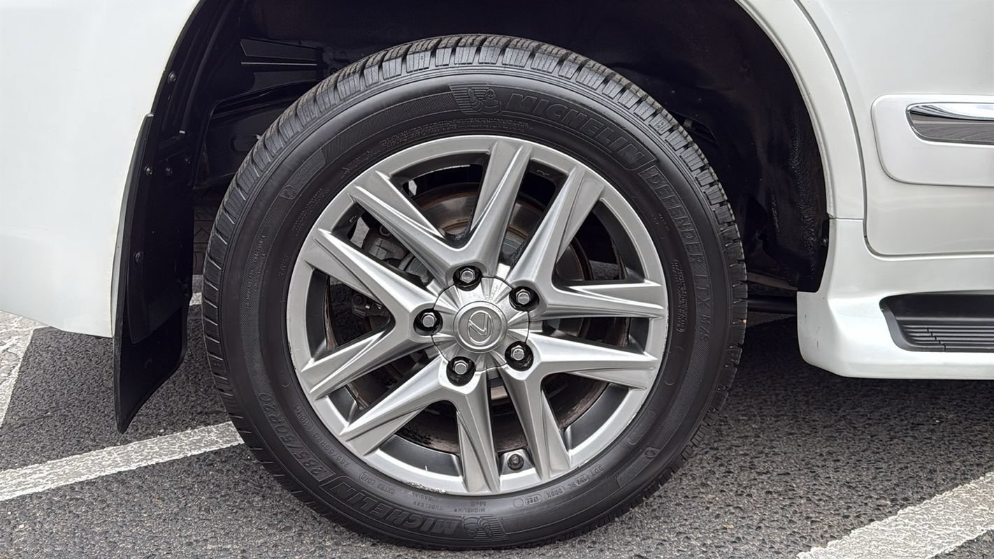 Used 2013 Lexus LX 570 4WD w/ Luxury Pkg image 15