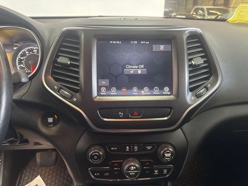 Used 2019 Jeep Cherokee Trailhawk w/ Cold Weather Group AWD/4WD image 16
