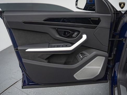 Used 2025 Lamborghini Urus SE image 32