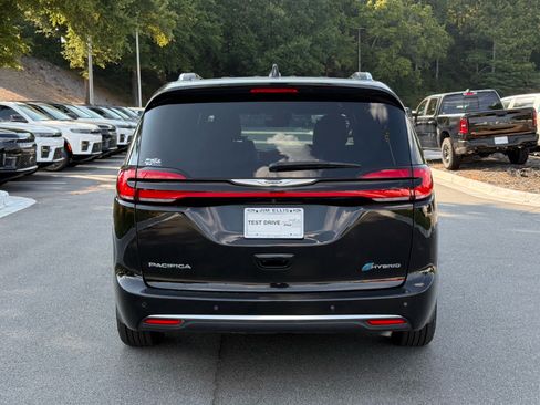 Used 2025 Chrysler Pacifica Pinnacle FWD image 4