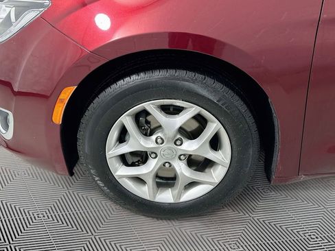 Used 2018 Chrysler Pacifica Touring Plus w/ Tire & Wheel Group FWD image 25