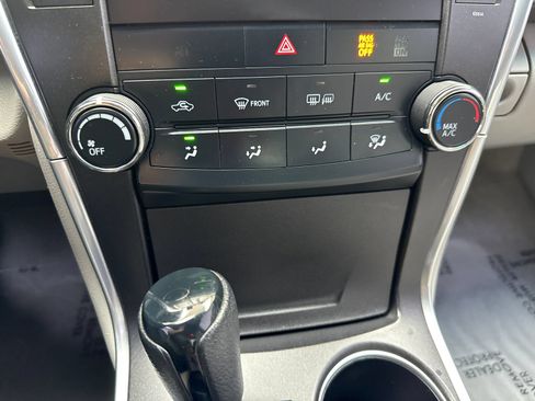 Used 2017 Toyota Camry LE FWD image 29