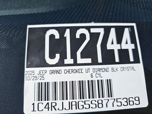 New 2025 Jeep Grand Cherokee L Laredo image 10