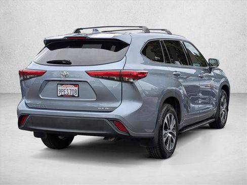 Used 2022 Toyota Highlander XLE AWD/4WD image 5
