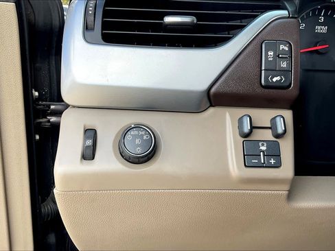 Used 2015 Chevrolet Suburban LT w/ Luxury Package image 34