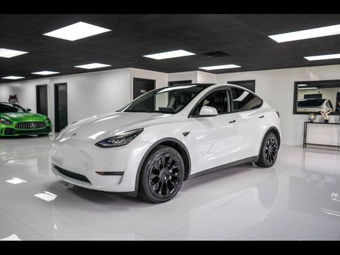 Used 2022 Tesla Model Y Long Range AWD/4WD image 1