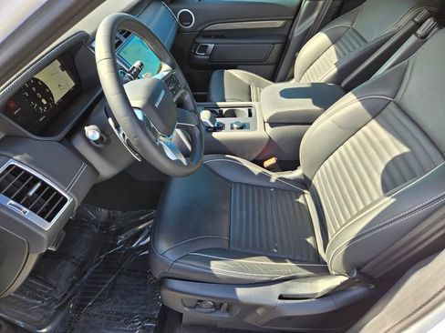 Used 2023 Land Rover Discovery Metropolitan Edition image 10