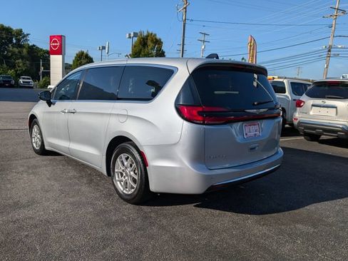 Used 2024 Chrysler Pacifica Touring-L FWD image 5