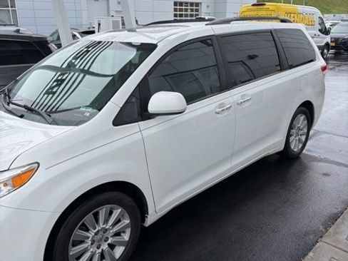Used 2013 Toyota Sienna XLE w/ Entertainment Pkg image 1