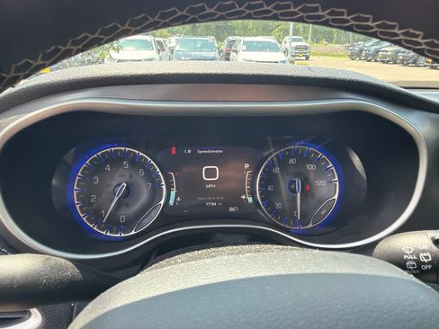Used 2023 Chrysler Pacifica Touring-L AWD/4WD image 8