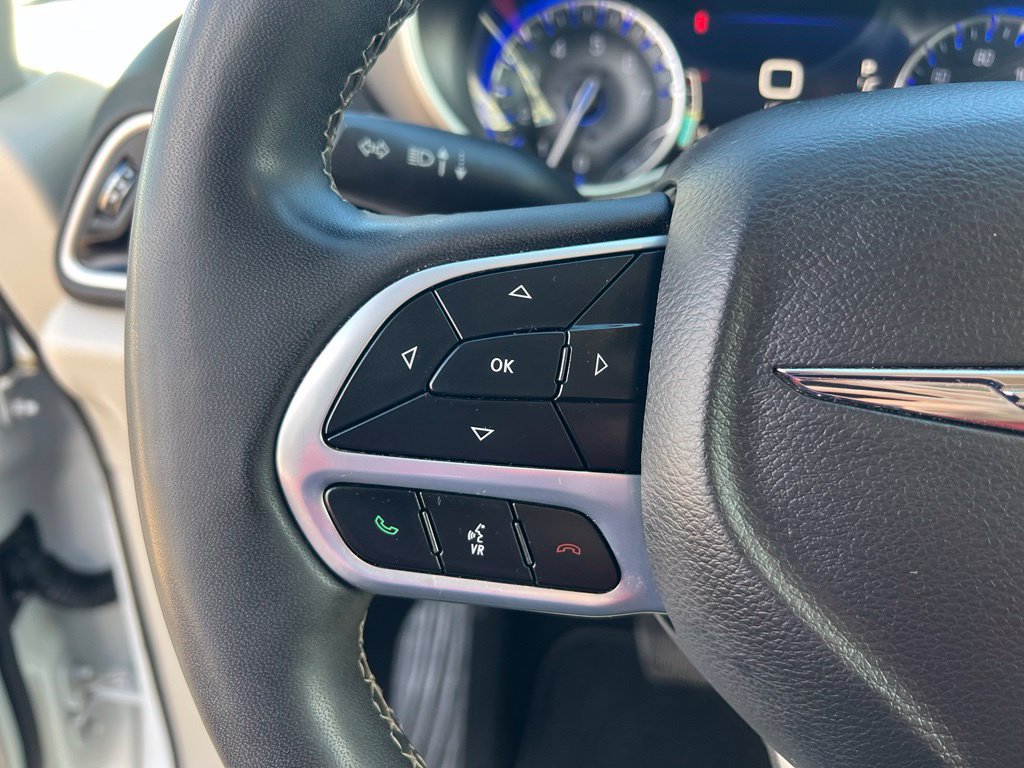 Used 2023 Chrysler Pacifica Touring-L FWD image 38