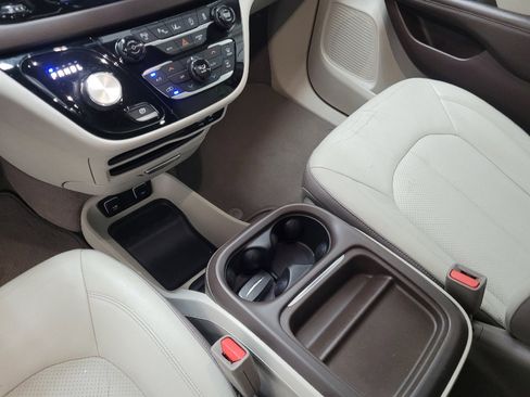 Used 2019 Chrysler Pacifica Touring-L w/ Advanced Safetytec Group FWD image 26
