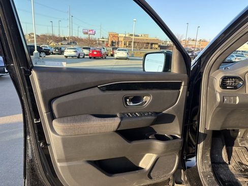 Used 2025 Honda Pilot Sport image 9