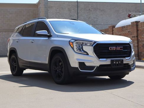 Used 2022 GMC Terrain SLE w/ Driver Convenience Package FWD image 2