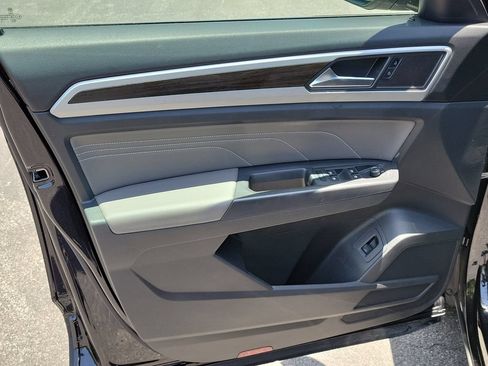 Used 2023 Volkswagen Atlas SE w/ Black Wheel Package FWD image 18
