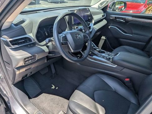 Used 2023 Toyota Highlander Platinum AWD/4WD image 12