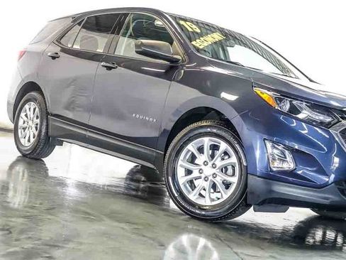 Certified 2019 Chevrolet Equinox LS w/ LS Convenience Package FWD image 5