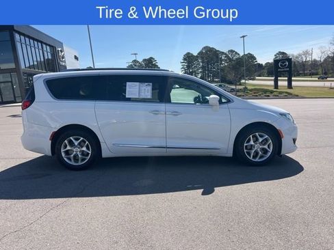 Used 2020 Chrysler Pacifica Touring-L w/ Tire & Wheel Group image 4