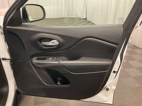 Used 2016 Jeep Cherokee Limited image 28