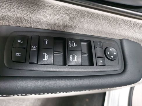 Used 2024 Chrysler Pacifica Touring-L image 28