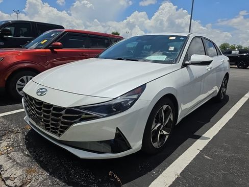 Used 2022 Hyundai Elantra SEL w/ Convenience + Premium Package FWD image 4