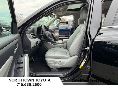 Used 2026 Toyota Highlander XLE image 13