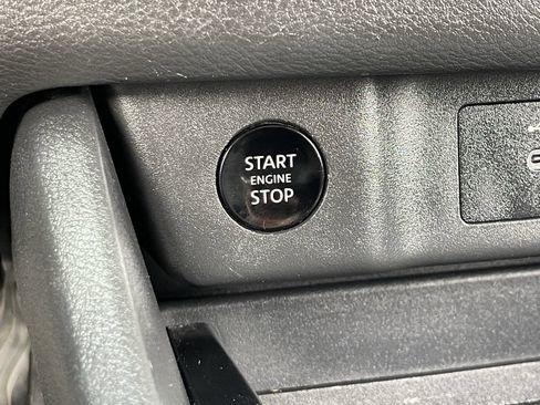 Used 2025 Nissan Rogue SV FWD image 33