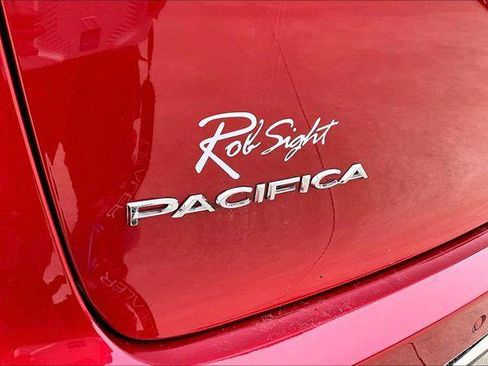 Used 2025 Chrysler Pacifica Select image 25