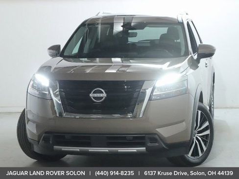 Used 2024 Nissan Pathfinder Platinum image 3