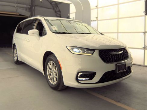 Used 2022 Chrysler Pacifica Touring-L FWD image 1