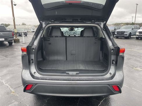 Used 2024 Toyota Highlander XLE image 10