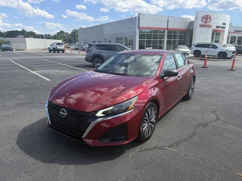 Used 2025 Nissan Altima 2.5 SV FWD image 3
