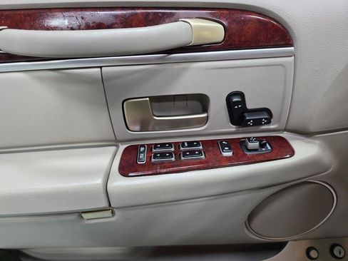 Used 2005 Lincoln Town Car Signature RWD image 16