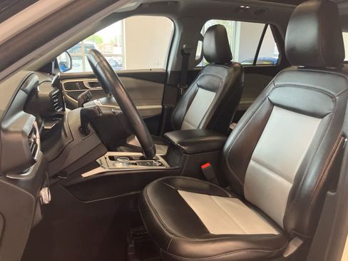 Used 2023 Ford Explorer XLT w/ Equipment Group 202A AWD/4WD image 13