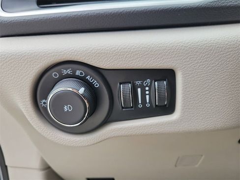 Certified 2024 Chrysler Pacifica Touring-L image 21