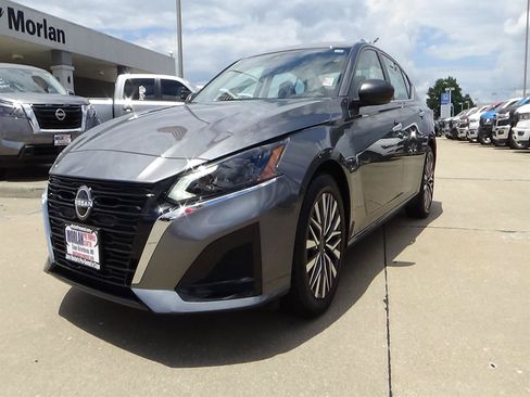 Used 2025 Nissan Altima 2.5 SV FWD image 2