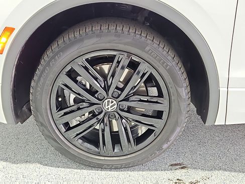 Certified 2022 Volkswagen Tiguan SE R-Line AWD/4WD image 11