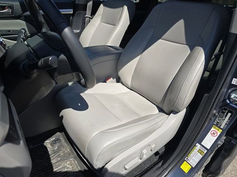 Used 2019 Toyota Highlander XLE AWD/4WD image 23