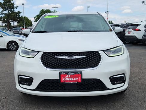 Used 2023 Chrysler Pacifica Touring-L FWD image 5
