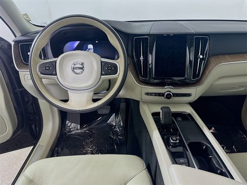 Used 2022 Volvo XC60 B5 Momentum w/ Climate Package image 16