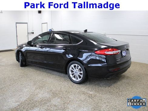 Used 2019 Ford Fusion SE image 2