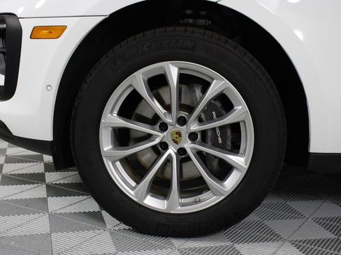 Certified 2025 Porsche Macan image 30